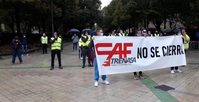 Concentración de trabajadores de Trenasa contra cierre de fábrica de Castejón