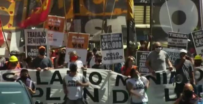 Masiva protesta de argentinos por una subida del salario mínimo