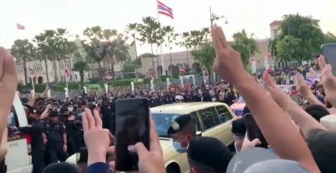 Un grupo de manifestantes detiene la caravana real en Tailandia