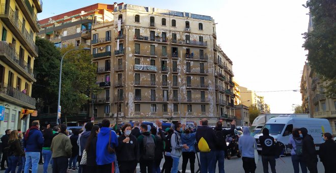 Desnonen quatre famílies vulnerables d'un bloc al carrer Aragó, propietat d'un fons que es nega a fer lloguer social
