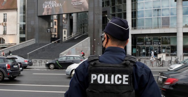 Abatido un terrorista tras decapitar a un profesor en la periferia de París