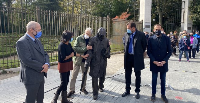 Valladolid rinde homenaje a Delibes con una escultura a tamaño real