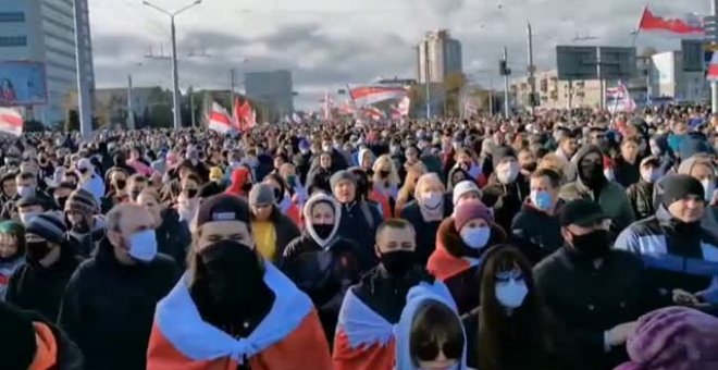 Multitudinaria manifestación en Minsk en contra de la reelección de Lukashenko