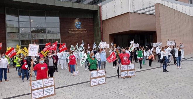 CCOO, UGT y CSIF se concentran frente a los hospitales de Cantabria por la situación de la sanidad pública