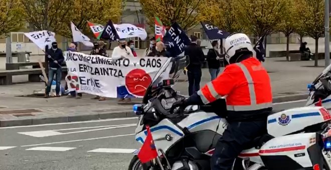 Protesta del sindicato de la Ertzaintza ERNE en La Vuelta Ciclista a España