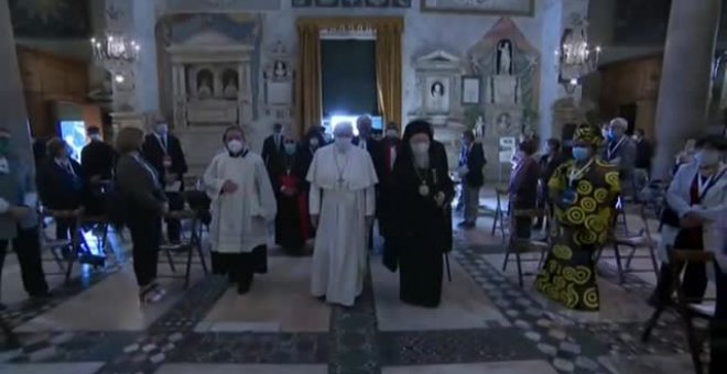 El Papa aparece con mascarilla en un encuentro con líderes de otras religiones