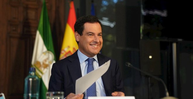 El presidente andaluz, Juanma Moreno, que depende de Vox, trata de ubicarse en el centro político
