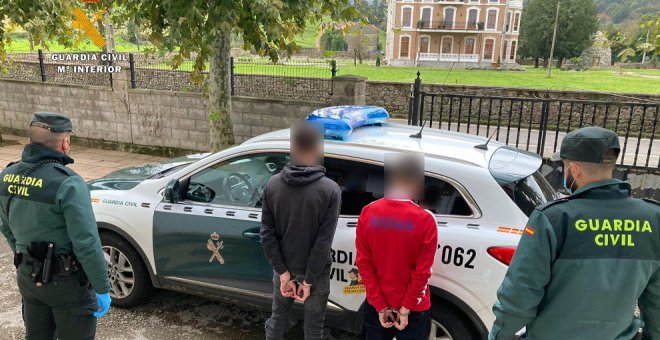 Detenidos dos jóvenes por el robo con armas blancas en una frutería de Sarón en 2019