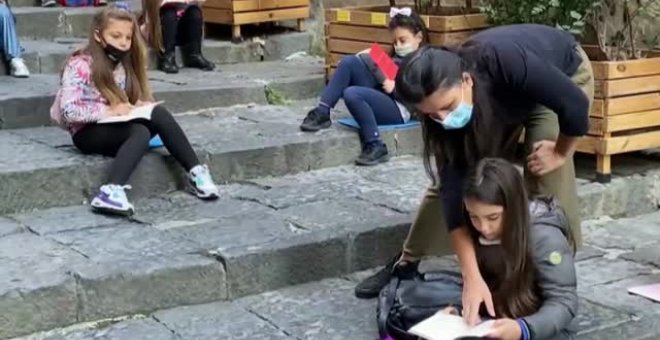 Clases en la calle en el barrio español de Nápoles