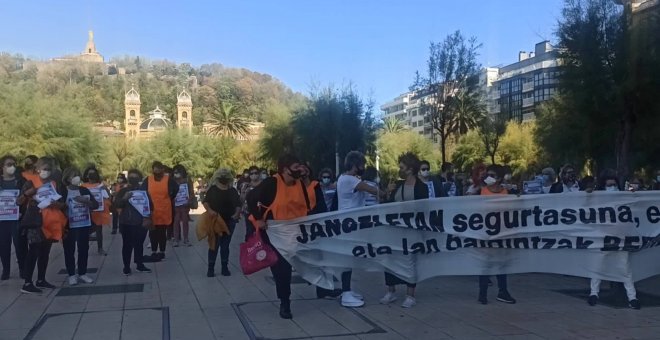 Concentración de trabajadoras de comedores escolares en huelga