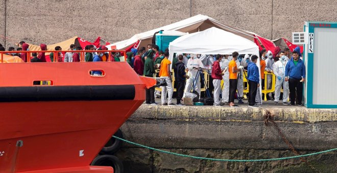Más de 1.300 migrantes se hacinan en el puerto de Arguineguín pese a la primera noche sin rescates en Canarias en días