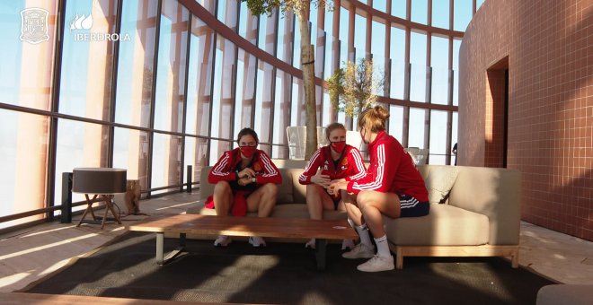 La Selección española femenina en su hotel de Sevilla
