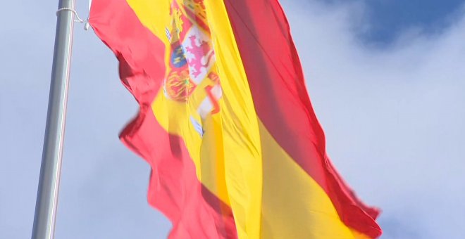 Una bandera de España con 25 metros de mástil honra la memoria de víctimas del Covid