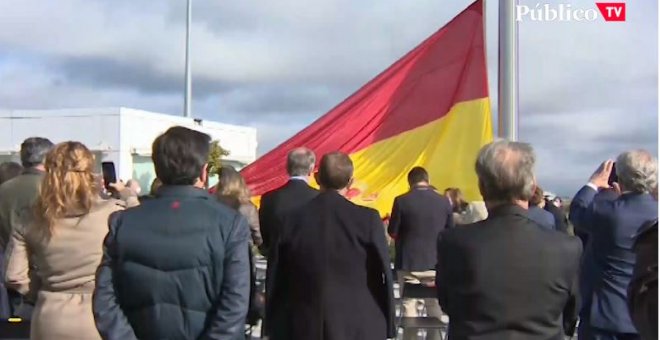 Madrid iza una de las banderas de España más grandes del país en plena pandemia