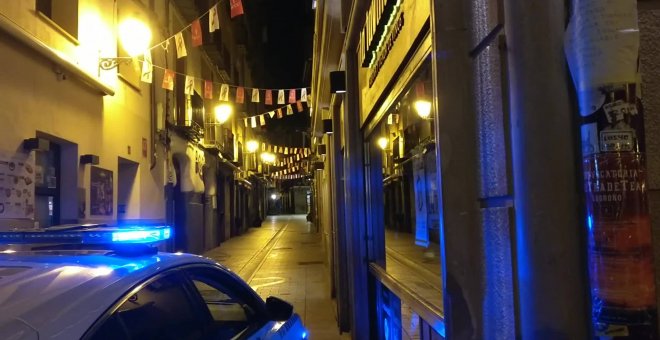 La Policía vigila el cumplimiento del cierre de los bares a las 21,00 horas por el coronavirus