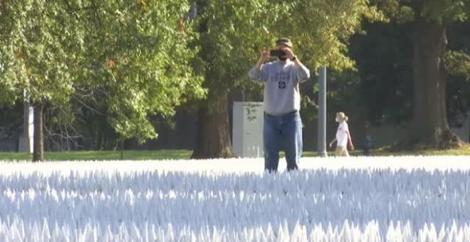 Instalan miles de banderas blancas en Washington en memoria de los muertos por la COVID-19