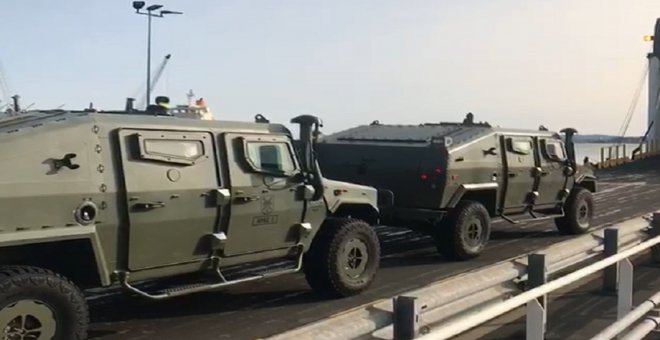 Embarque de vehículos y material militar en el puerto de Santander