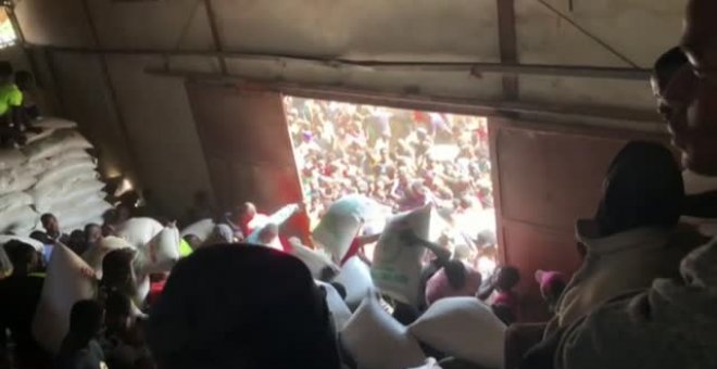 Una turba de gente saquea un almacén de comida en Nigeria en mitad de las protestas