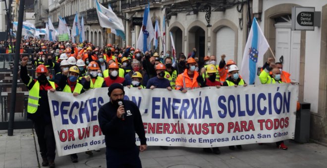 Multitudinaria protesta de trabajadores de la planta de Alcoa San Cibrao en Lugo