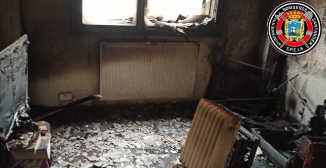 Un incendio calcina dos habitaciones en una vivienda de Los Castros