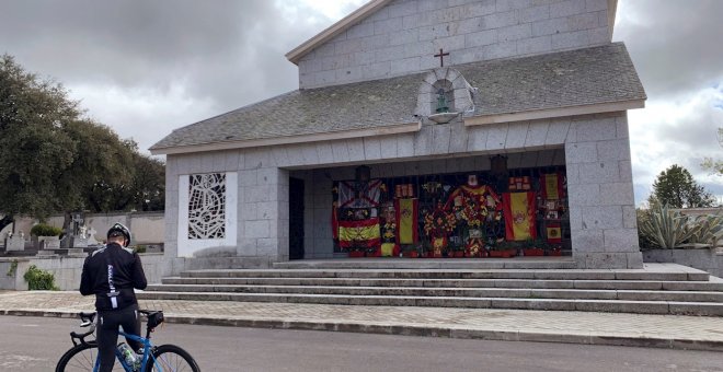 El cementerio de Mingorrubio un año después del traslado de Franco: algún fascista y mucho ciclista