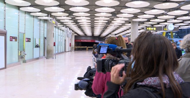 Expectación en el aeropuerto antes de la llegada de Leopoldo López a España