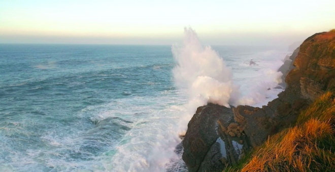 Las olas superan los nueve metros en Santander y Valderredible despierta bajo cero