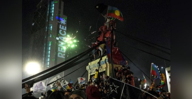 Así celebró Chile los resultados del plebiscito que dice adiós a la Constitución de Pinochet: "El pueblo unido jamás será vencido"