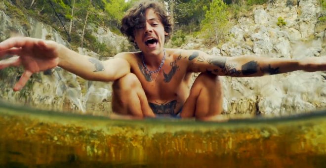 Harry Styles lanza por sorpresa 'Golden'