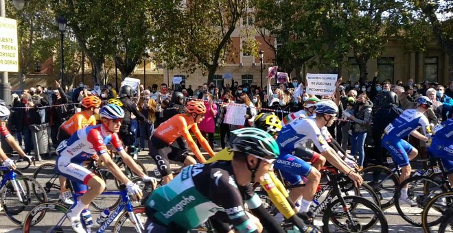 Hosteleros protestan por su cierre al paso de la Vuelta por Logroño