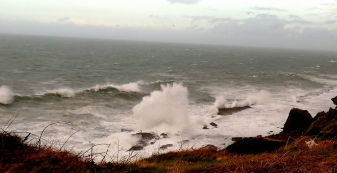 Las olas superan los once metros en Santander esta madrugada