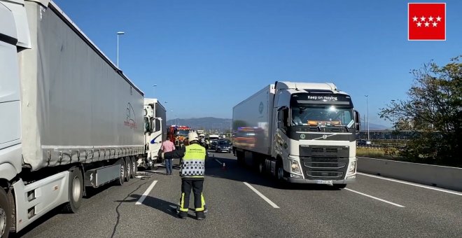 Atascos en la entrada a Madrid por la A-6 tras la colisión de dos camiones