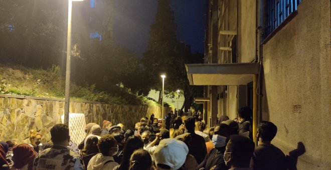 Els Mossos desnonen de nit i sense ordre judicial una família amb tres menors a Ciutat Meridiana