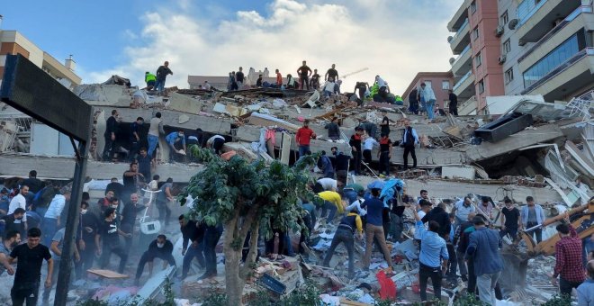 Al menos 19 muertos y cientos de heridos en un fuerte terremoto en Turquía y Grecia