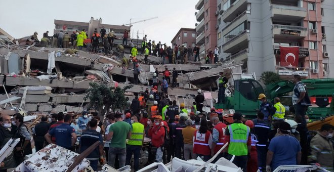 Un gran terremoto sacude Turquía y Grecia