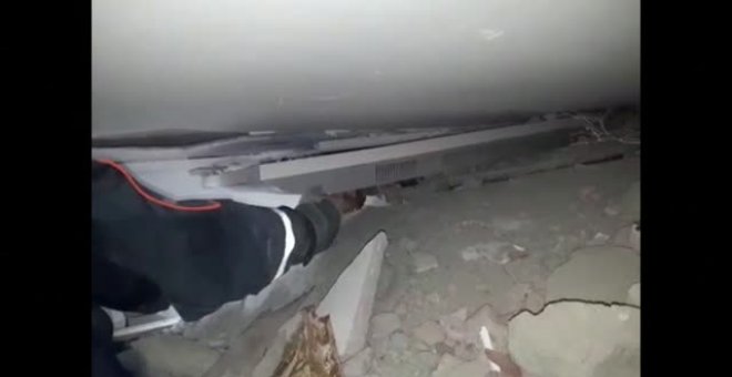 Aparatoso rescate de un gato atrapado bajo los escombros en Esmirna