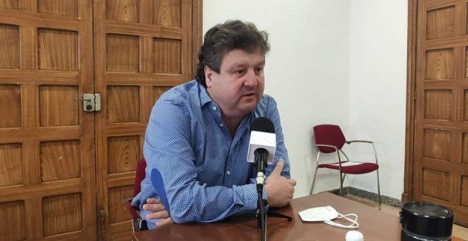 Gastón Gómez, alcalde de Cayón, ingresado en la UCI de Valdecilla
