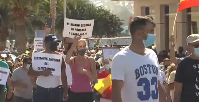 Cientos de canarios se manifiestan en Arguineguin contra la situación de los inmigrantes