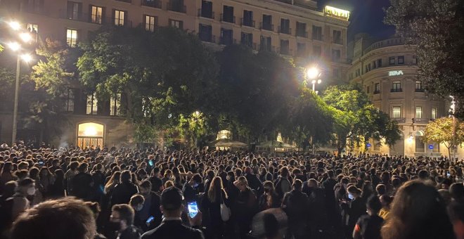 Centenars de persones omplen la plaça de la Catedral per protestar contra el desallotjament de la Casa Buenos Aires