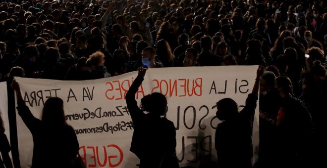 Cerca de mil personas protestan en Barcelona contra los desahucios durante la pandemia