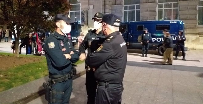 La segunda noche de disturbios en Cantabria se salda con cinco detenidos, un agente herido leve y quince denunciados 