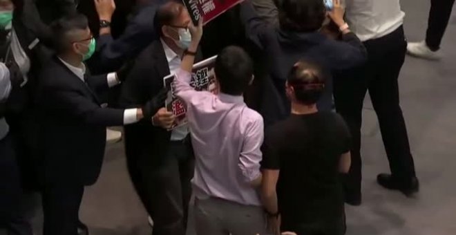 Detenidos en Hong Kong siete abogados prodemócratas acusados de interrumpir un pleno