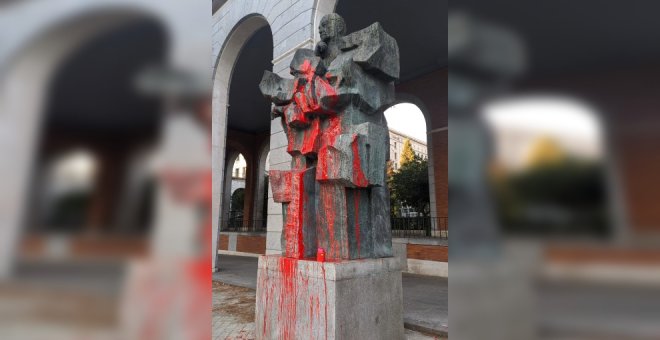 Las estatuas de Indalecio Prieto y Largo Caballero en Madrid, vandalizadas de nuevo