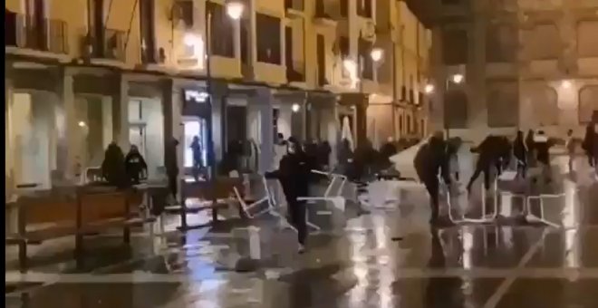 Nuevas protestas vandálicas contra las restricciones de la pandemia en León