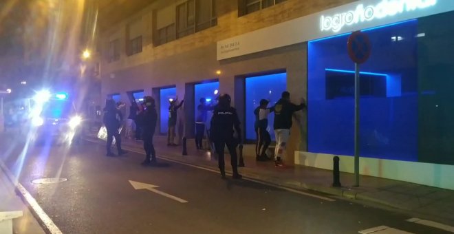 La Policía Nacional cachea e identifica a jóvenes en Logroño