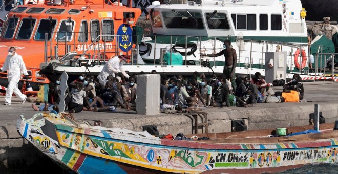 Sin agua, sin comida y con 16 compañeros muertos en la patera: la trágica historia de un joven migrante que llegó a Canarias