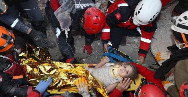 Salvan a una niña sepultada entre escombros en Turquía