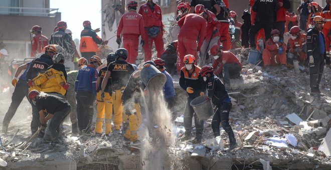 Ascienden a 100 las víctimas mortales y cerca de mil heridos por el terremoto en el mar Egeo
