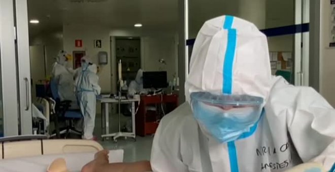 Consuelo y ánimos de los sanitarios a pacientes de la UCI en un hospital de Ourense