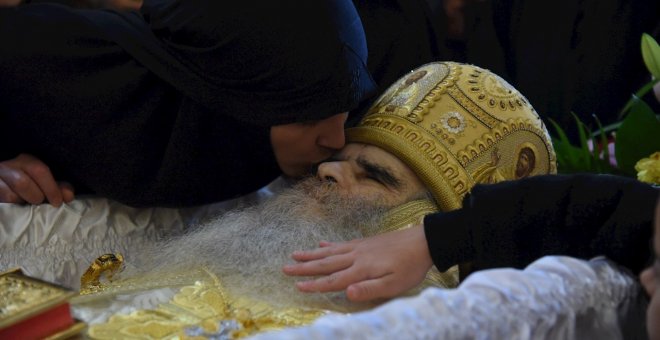 Miles de personas dan un último beso al arzobispo de Montenegro, fallecido por coronavirus